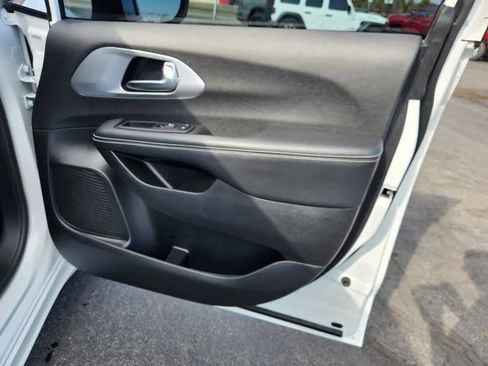 Used 2023 Chrysler Pacifica Touring-L w/ S Appearance Package image 10