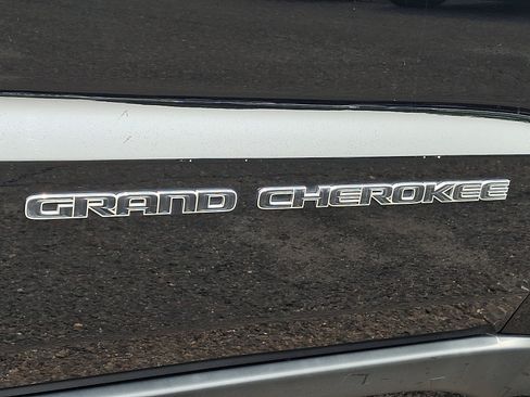Used 2021 Jeep Grand Cherokee Laredo AWD/4WD image 29