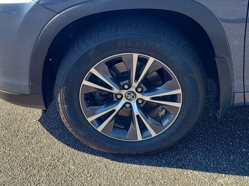 Used 2017 Toyota Highlander LE image 9