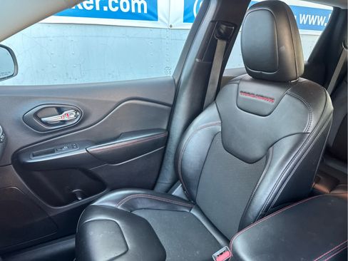 Used 2022 Jeep Cherokee Trailhawk w/ Technology Group B AWD/4WD image 30