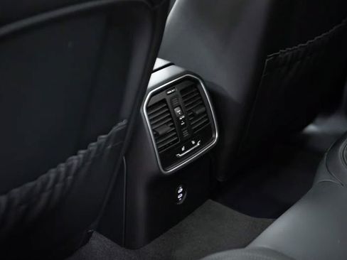 Certified 2026 Porsche Macan AWD/4WD image 35