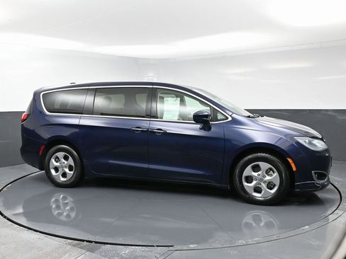 Used 2017 Chrysler Pacifica Touring Plus image 7