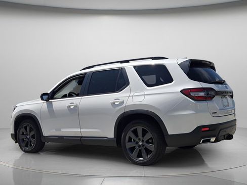 Certified 2025 Honda Pilot Sport image 8