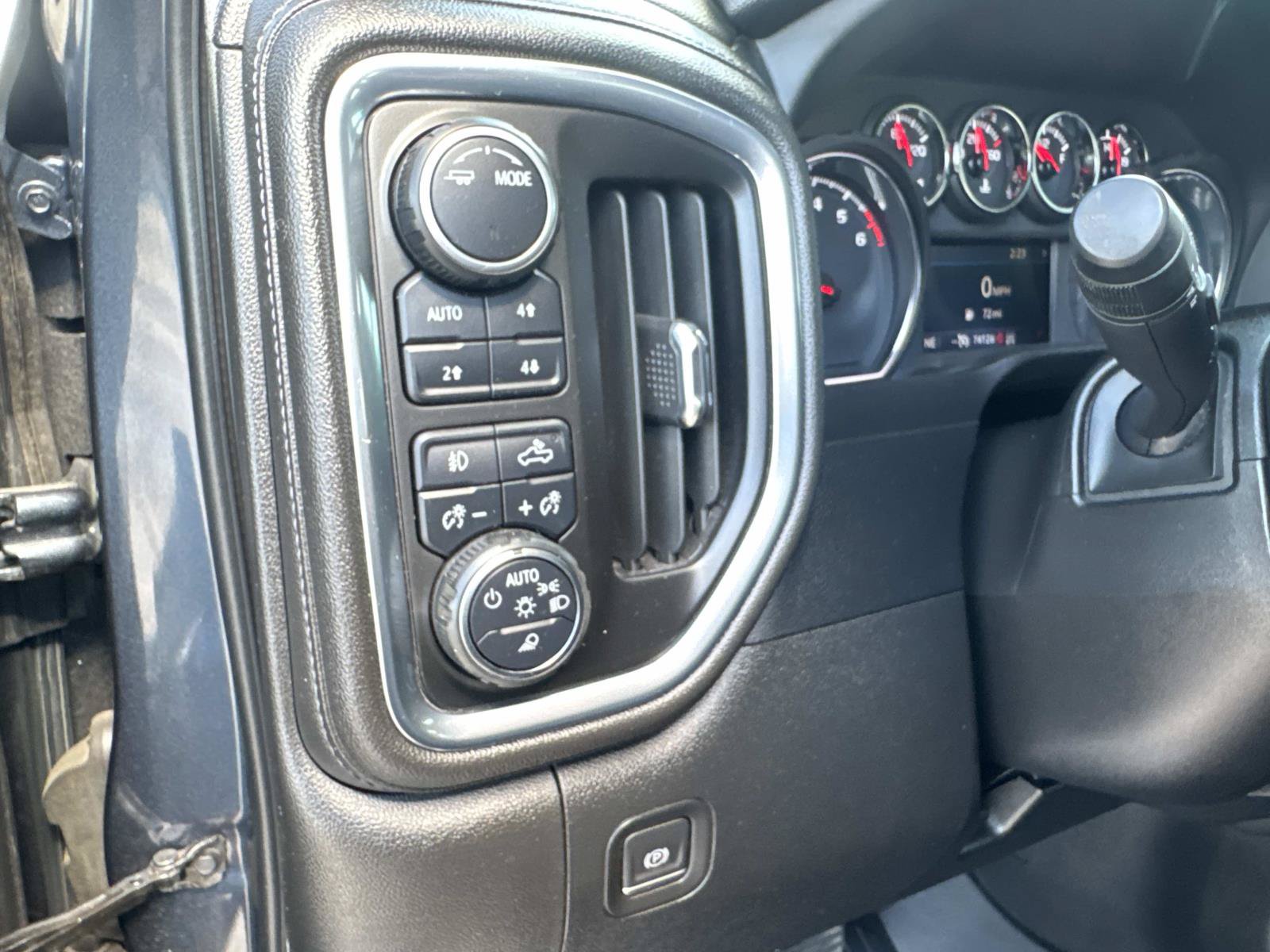 Used 2022 Chevrolet Silverado 1500 LTZ AWD/4WD image 38