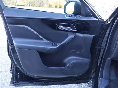 Used 2018 Jaguar F-PACE R-Sport image 22