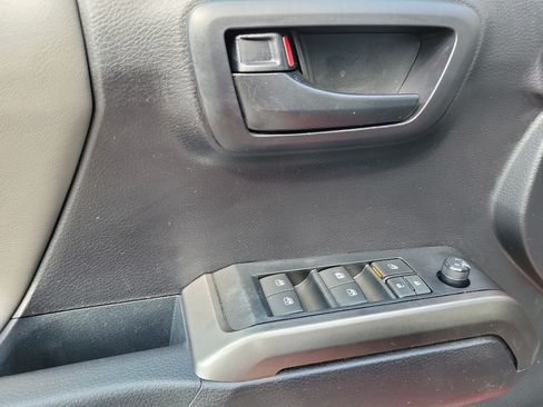 Used 2021 Toyota Tacoma SR5 AWD/4WD image 15