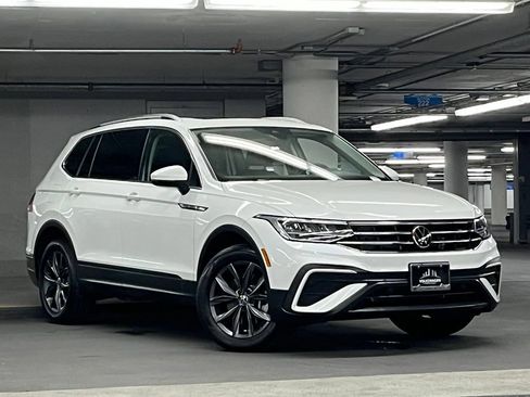 Used 2023 Volkswagen Tiguan SE w/ Panoramic Sunroof Package FWD image 2