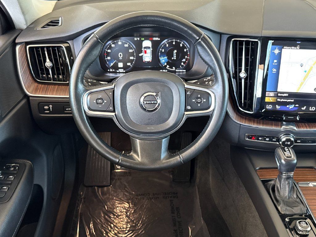 Used 2021 Volvo XC60 T5 Momentum w/ Premium Package AWD/4WD image 13