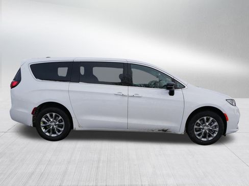 New 2026 Chrysler Pacifica Limited w/ Trailer Tow Group image 8