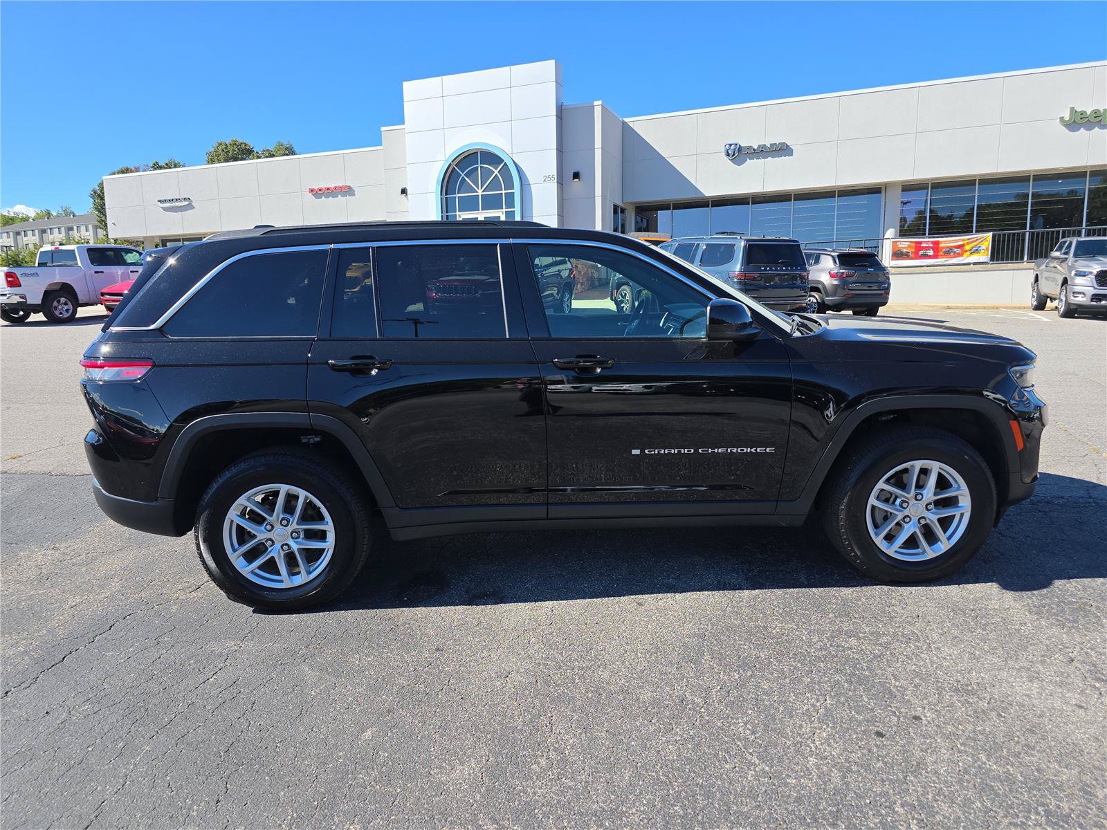 Used 2025 Jeep Grand Cherokee Laredo X w/ Luxury Tech Group I AWD/4WD image 2