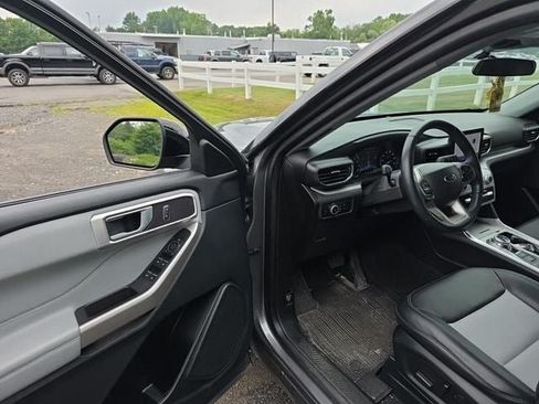 Used 2023 Ford Explorer XLT w/ Equipment Group 202A AWD/4WD image 22