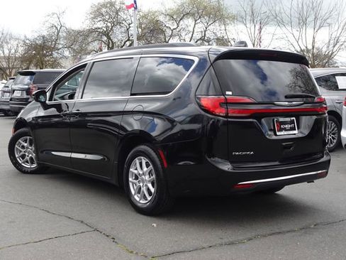 Used 2022 Chrysler Pacifica Touring-L image 10