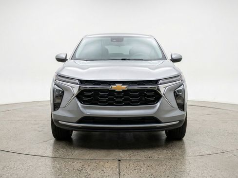 Used 2025 Chevrolet Trax LT w/ LT Convenience Package image 2