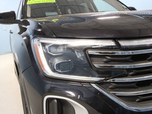 Used 2025 Volkswagen Atlas SE image 31