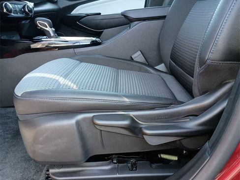 Used 2025 Chevrolet Trax LT w/ LT Convenience Package image 17