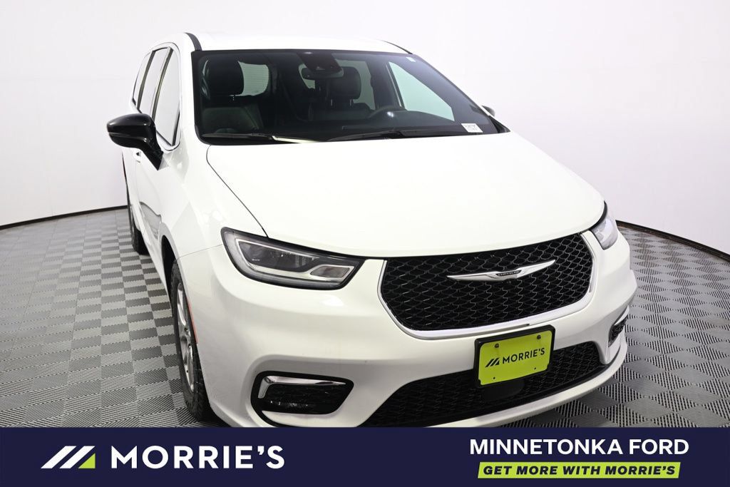Used 2026 Chrysler Pacifica Select FWD image 11