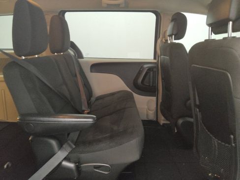 Used 2019 Dodge Grand Caravan SE w/ UConnect Hands-Free Group FWD image 19