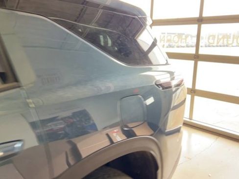 Used 2024 Chevrolet Traverse LT w/ Midnight/Sport Edition image 5