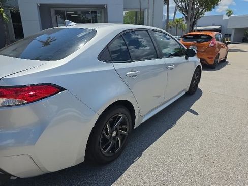 Used 2021 Toyota Corolla LE FWD image 3