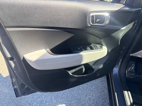 Used 2024 Hyundai Venue SEL image 17