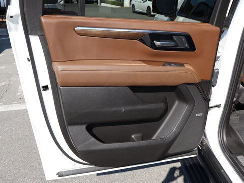 Used 2025 Chevrolet Suburban High Country AWD/4WD image 34
