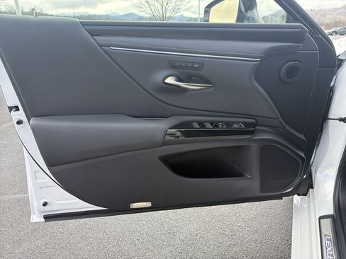 Used 2025 Lexus ES 300h w/ Technology Package image 9
