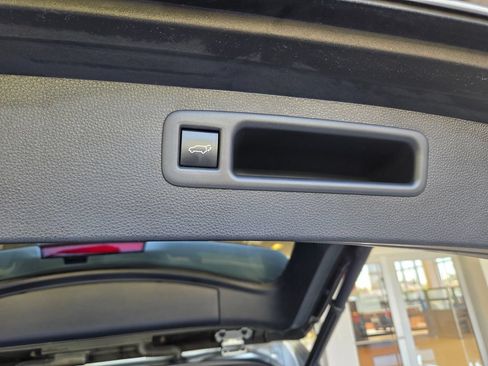 Used 2020 Toyota Highlander XLE AWD/4WD image 12