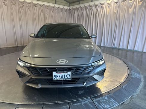Used 2024 Hyundai Elantra SEL image 2