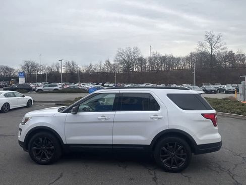 Used 2018 Ford Explorer XLT w/ Equipment Group 202A image 6
