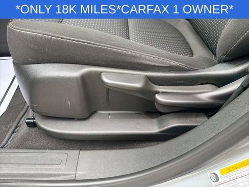 Used 2023 GMC Acadia SLE image 32