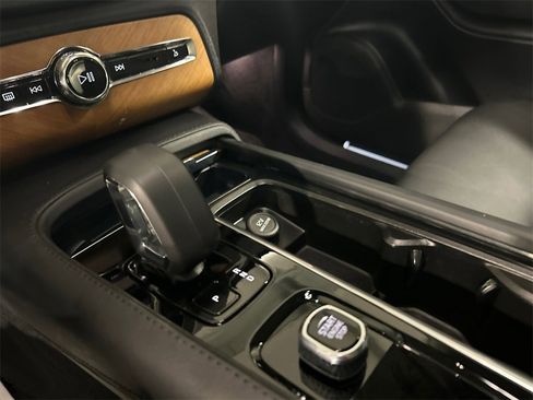 Certified 2024 Volvo XC90 B6 Plus w/ Protection Package Premier image 18