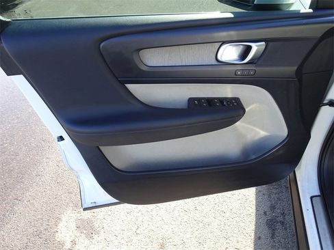 Used 2019 Volvo XC40 T5 Inscription image 12