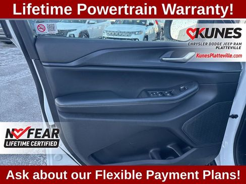 Used 2024 Jeep Grand Cherokee Laredo image 12