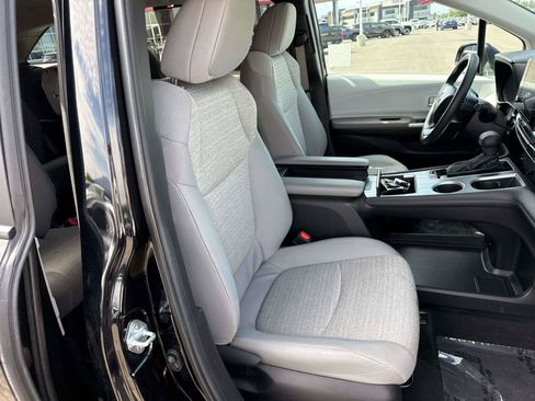 Used 2025 Toyota Sienna LE FWD image 19