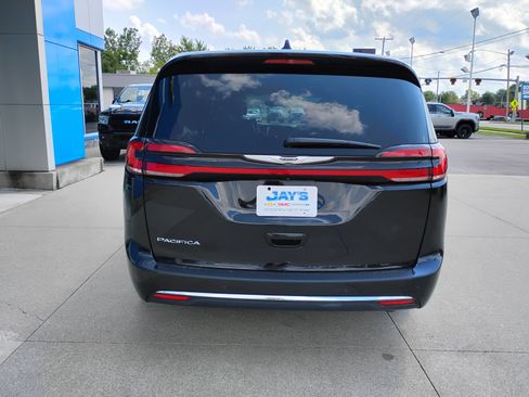 Used 2025 Chrysler Pacifica Select FWD image 8