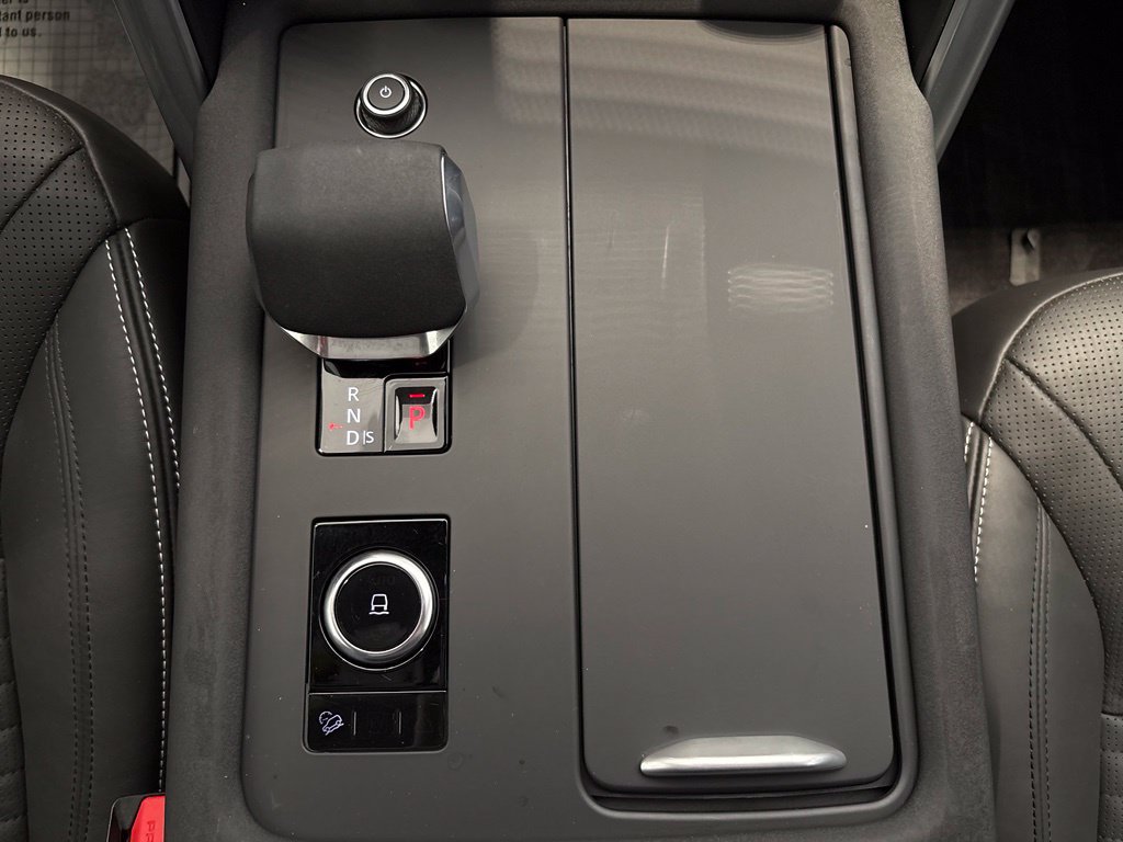 Used 2025 Land Rover Discovery Dynamic SE AWD/4WD image 45