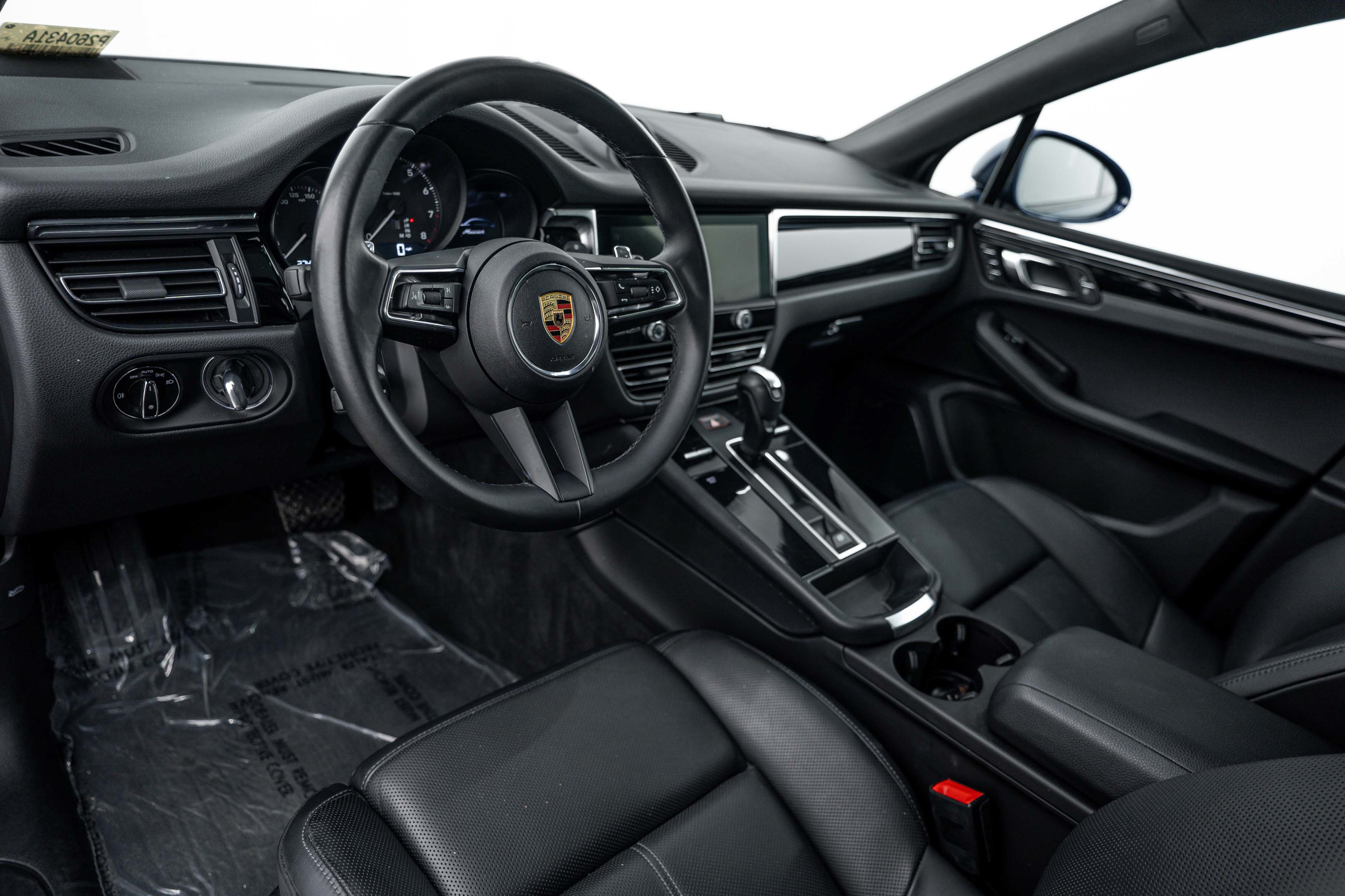 Certified 2025 Porsche Macan AWD/4WD image 4