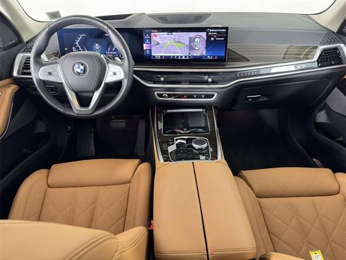 Used 2025 BMW X7 xDrive40i w/ Premium Package image 5