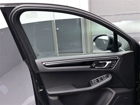 Used 2025 Porsche Macan image 7