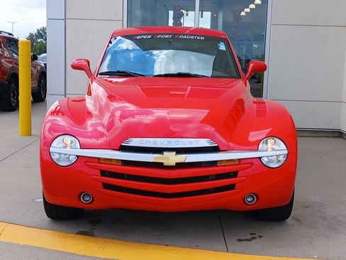 Used 2004 Chevrolet SSR w/ Preferred Equipment Group RWD image 4