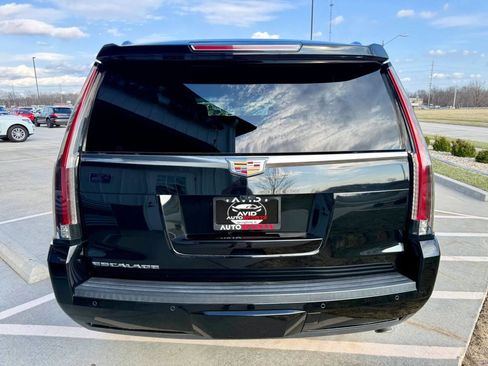 Used 2017 Cadillac Escalade Premium Luxury image 7