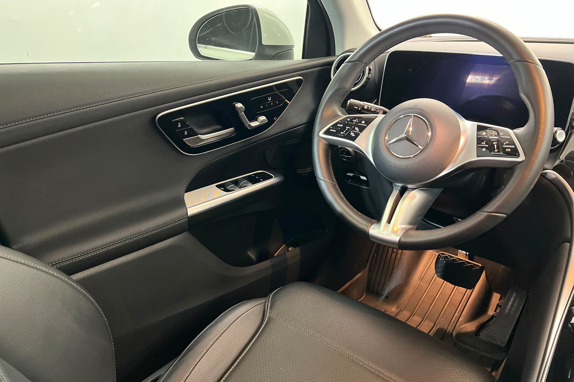 Used 2024 Mercedes-Benz GLC 300 4MATIC image 12
