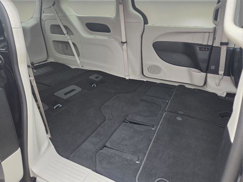 Used 2024 Chrysler Pacifica Touring-L image 30