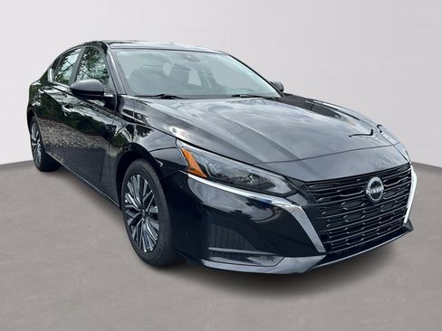 Used 2025 Nissan Altima 2.5 SV FWD image 2