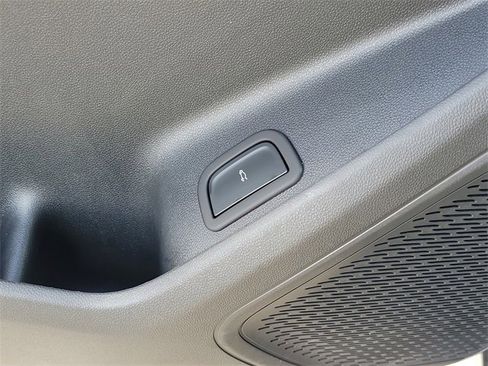 Used 2025 Chevrolet Traverse LT image 18