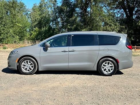Used 2022 Chrysler Pacifica Touring-L FWD image 6