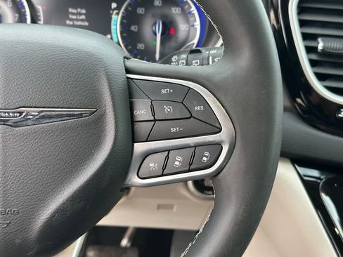 Used 2023 Chrysler Pacifica Touring-L FWD image 15