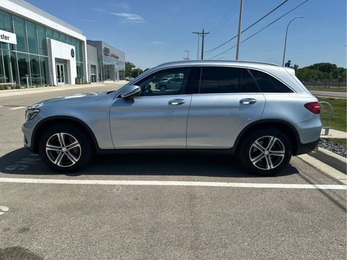 Used 2017 Mercedes-Benz GLC 300 4MATIC image 4