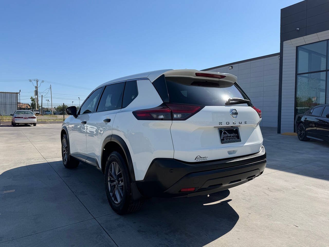 Used 2021 Nissan Rogue S FWD image 2