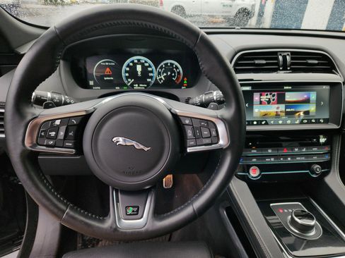 Used 2017 Jaguar F-PACE R-Sport image 10